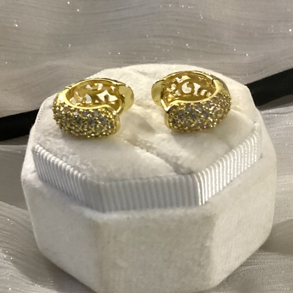 💖10k Gold Sparkling Pave Huggie CHoop Earrings